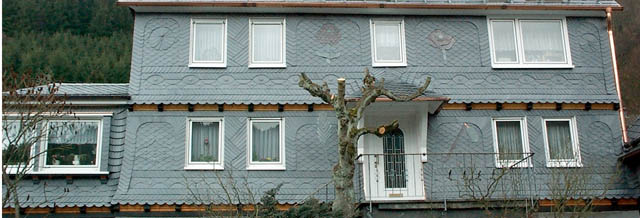 Spanischer Naturschiefer mit Ornamenten