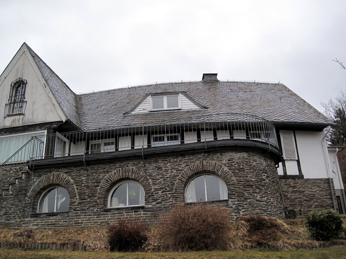 Das Haus mit altem Dach