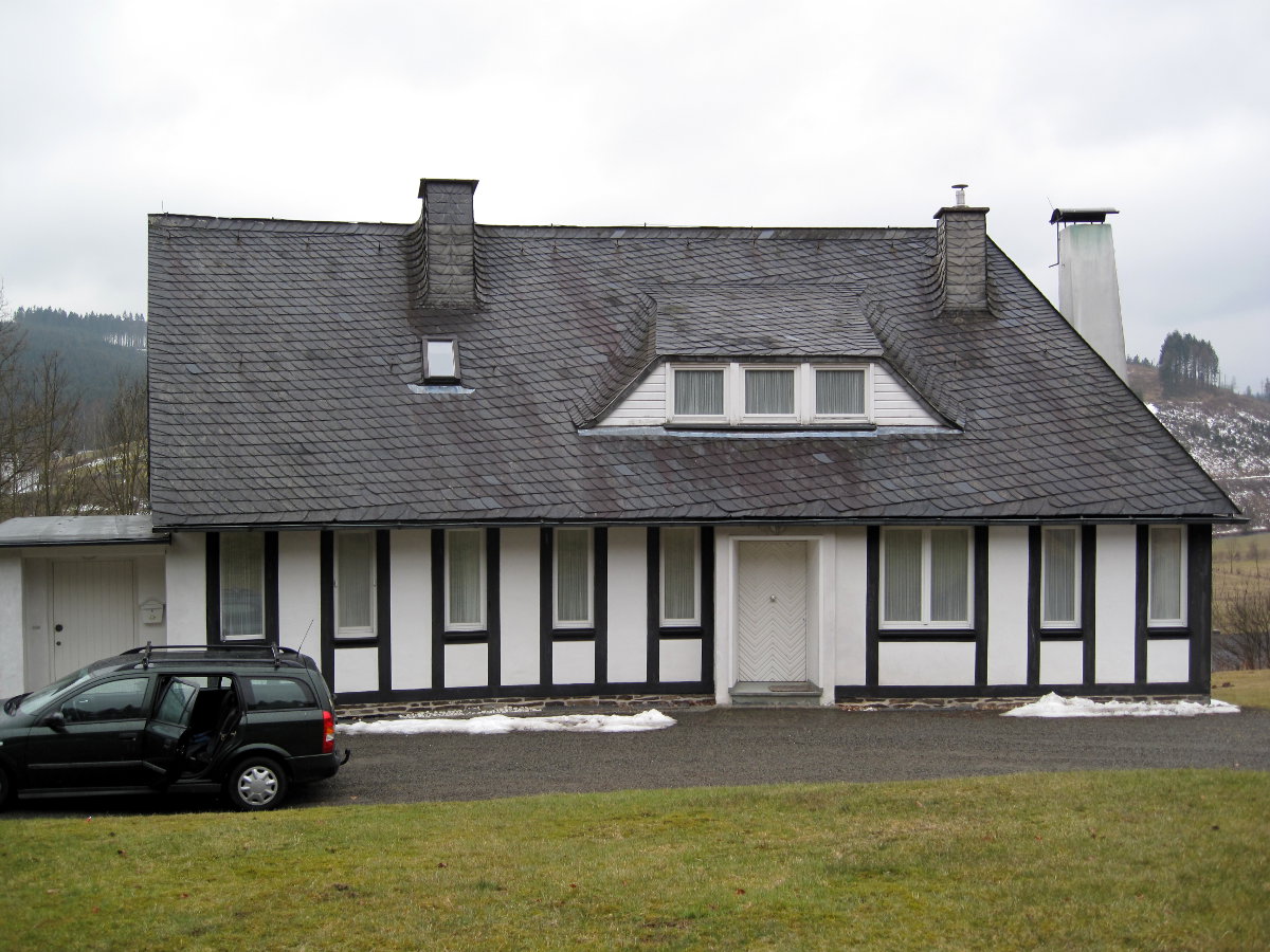 Das Haus mit altem Dach